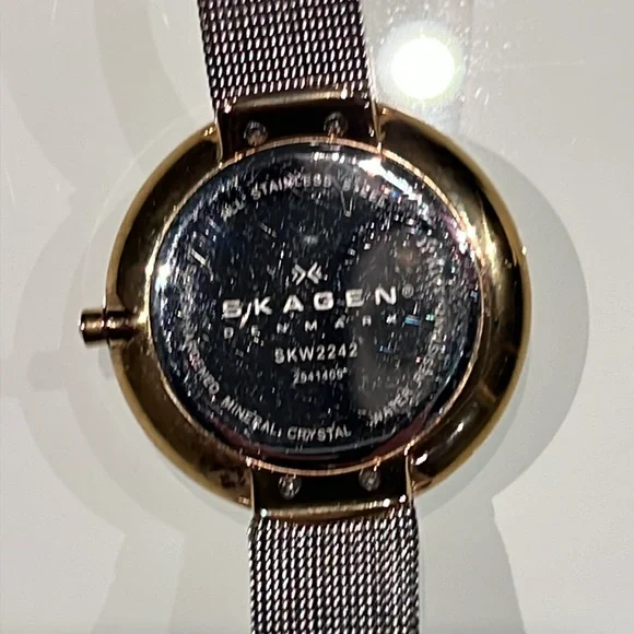 - Skagen Denmark Two Toned Silvertone and Goldtone Large White Faced Watch - Picture 4 of 5